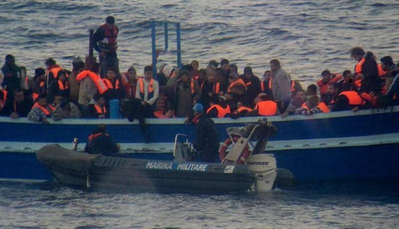 انقاذ 274 مهاجر غير شرعي قرب السواحل الليبية